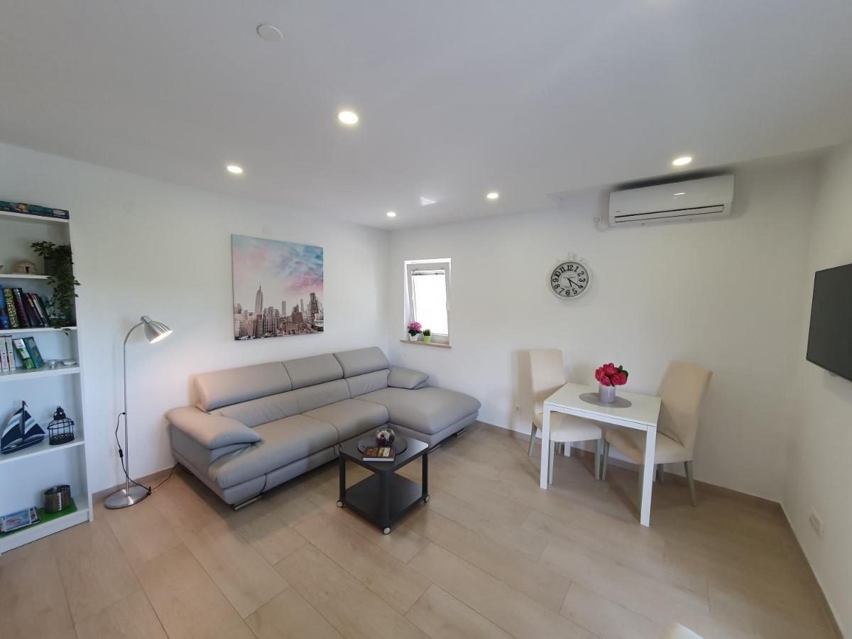 Apartmani Melanie Porec Exterior photo
