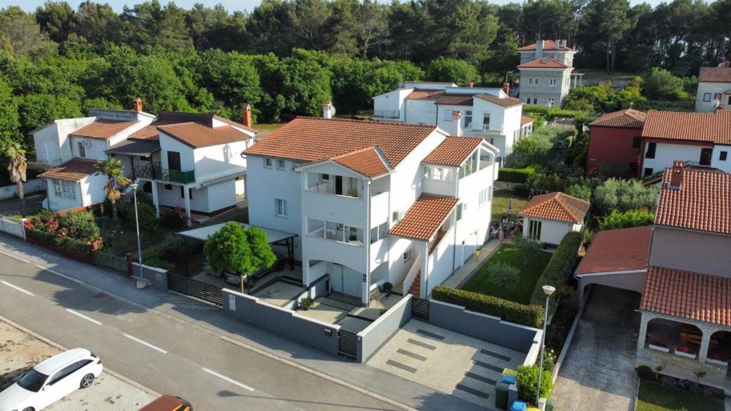Apartmani Melanie Porec Exterior photo